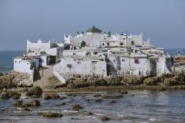 Image du Maroc Professionnelle de  Le Marabout Sidi Abderrahmane sur le rocher de l'îlot du même nom situé à quelques mètres de la corniche de Casablanca, un peu plus loin de la koubba qui abrite le marabout ; Les pèlerins affluent pour se purifier, jeter un sort ou faire un sacrifice , Lundi  6 Janvier 2004. (Photo / Abdeljalil Bounhar) 